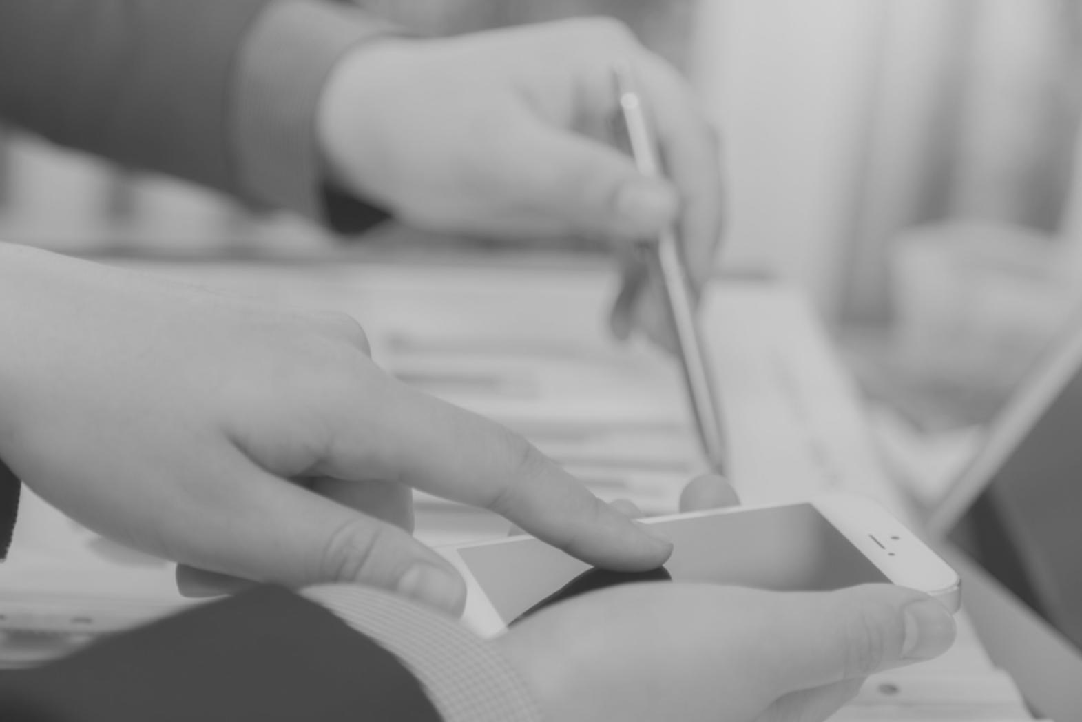 Séance de travail sur l'organisation budgétaire avec documents et calculatrice