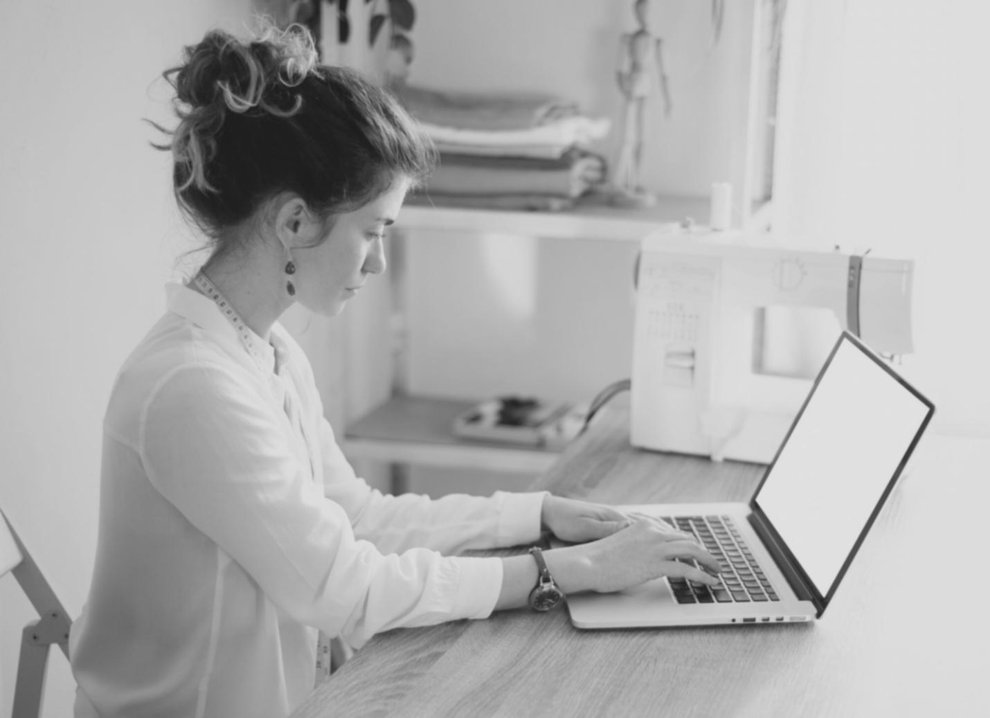 Espace de travail organisé avec documents financiers